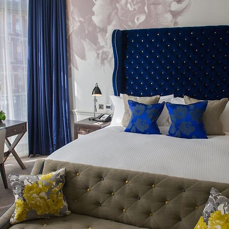 โรงแรมดิแอมเพอร์ซานด์ ลอนดอน ห้อง รูปภาพ A bedroom at the hotel