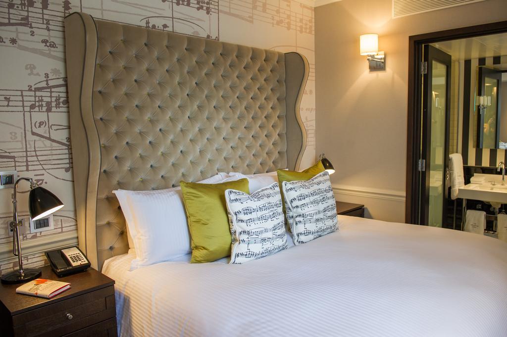 โรงแรมดิแอมเพอร์ซานด์ ลอนดอน ภายนอก รูปภาพ A bedroom at the hotel