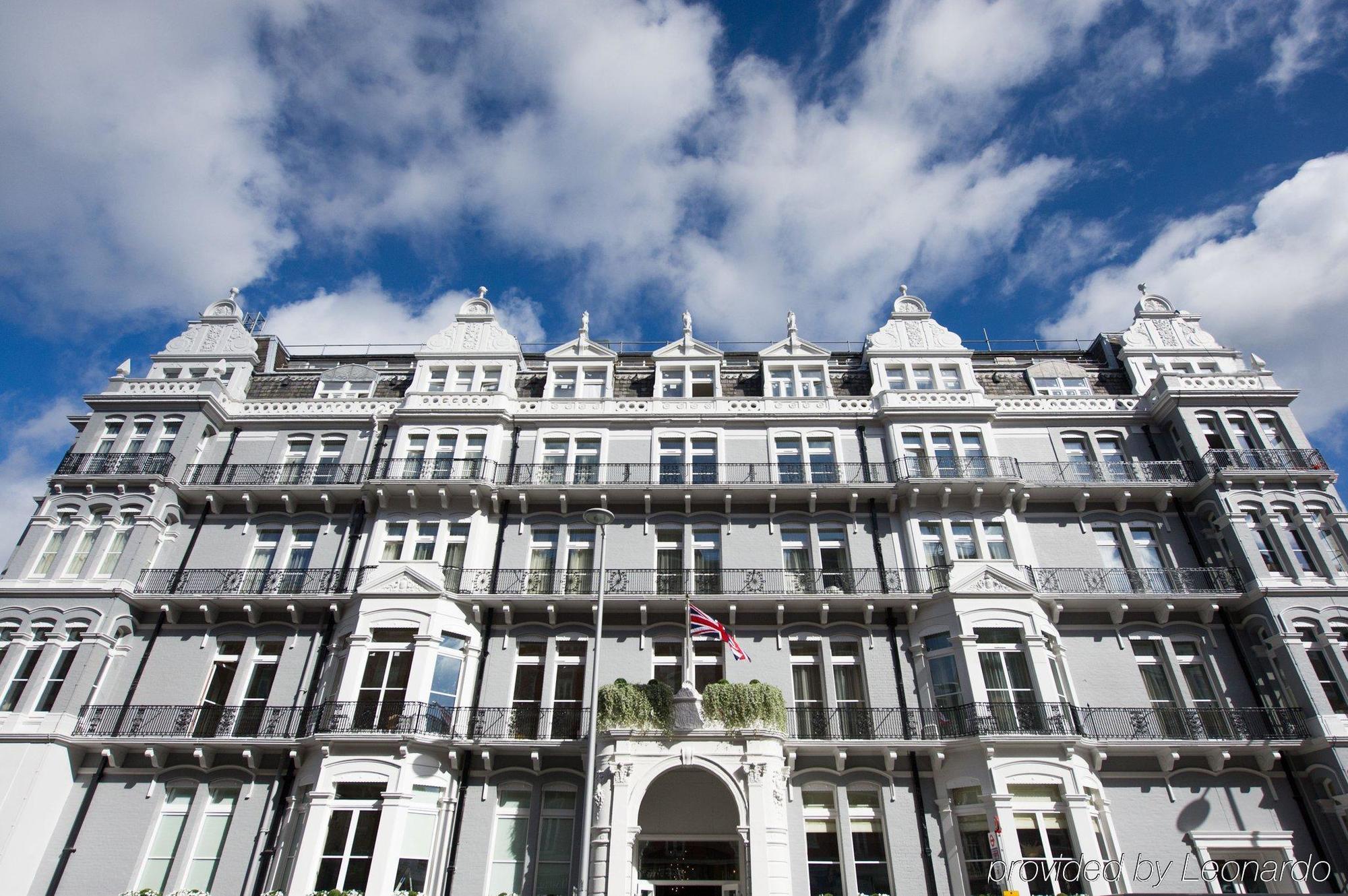 โรงแรมดิแอมเพอร์ซานด์ ลอนดอน ภายนอก รูปภาพ The exterior of the hotel