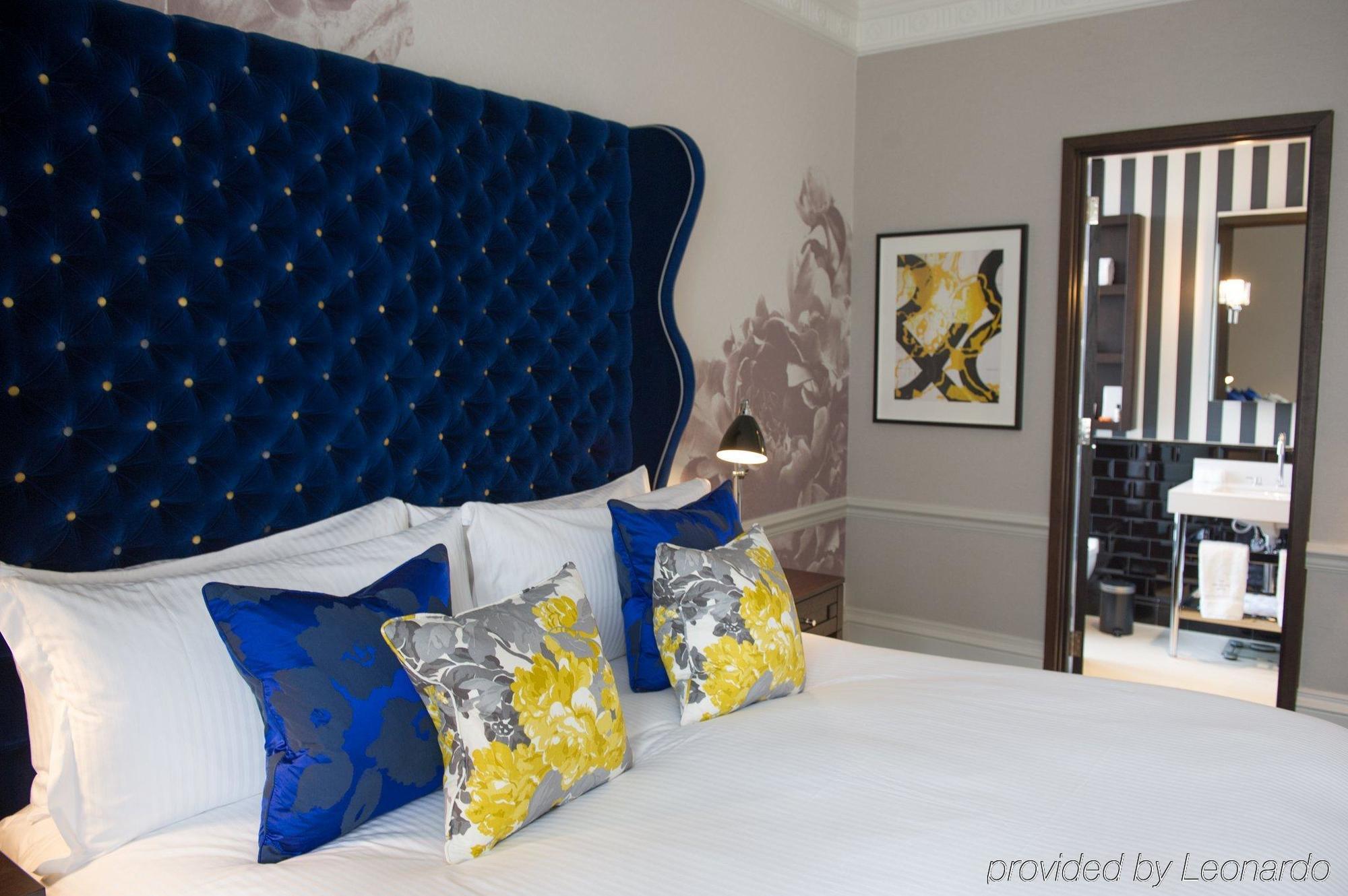 โรงแรมดิแอมเพอร์ซานด์ ลอนดอน สิ่งอำนวยความสะดวก รูปภาพ A bedroom at the hotel