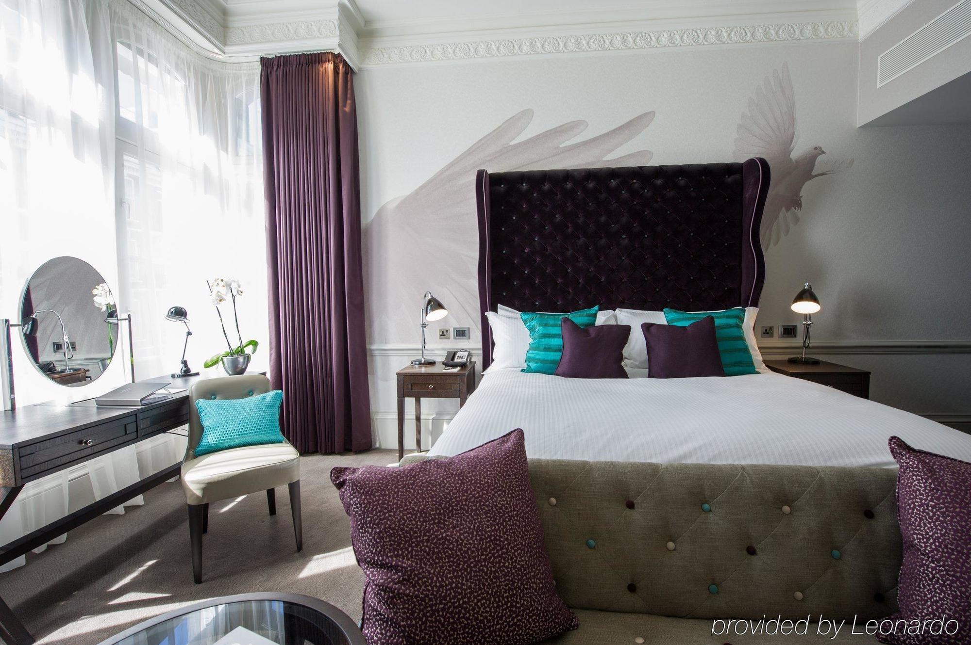 โรงแรมดิแอมเพอร์ซานด์ ลอนดอน ห้อง รูปภาพ A bedroom at The Ivy Hotel