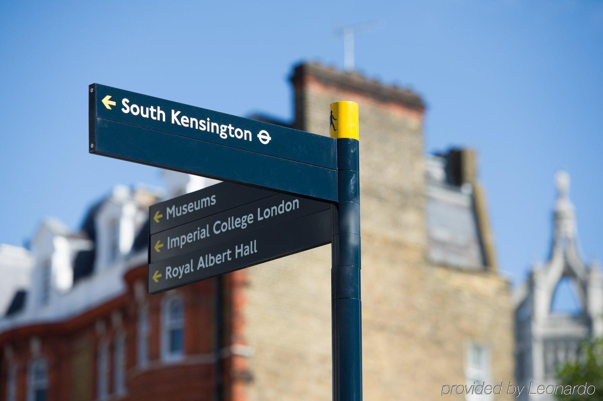 โรงแรมดิแอมเพอร์ซานด์ ลอนดอน ภายนอก รูปภาพ Street signpost in London
