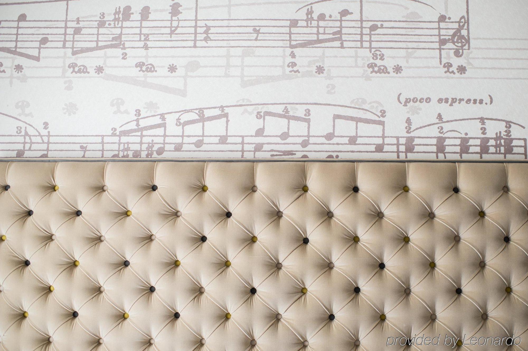 โรงแรมดิแอมเพอร์ซานด์ ลอนดอน ภายนอก รูปภาพ A tufted headboard