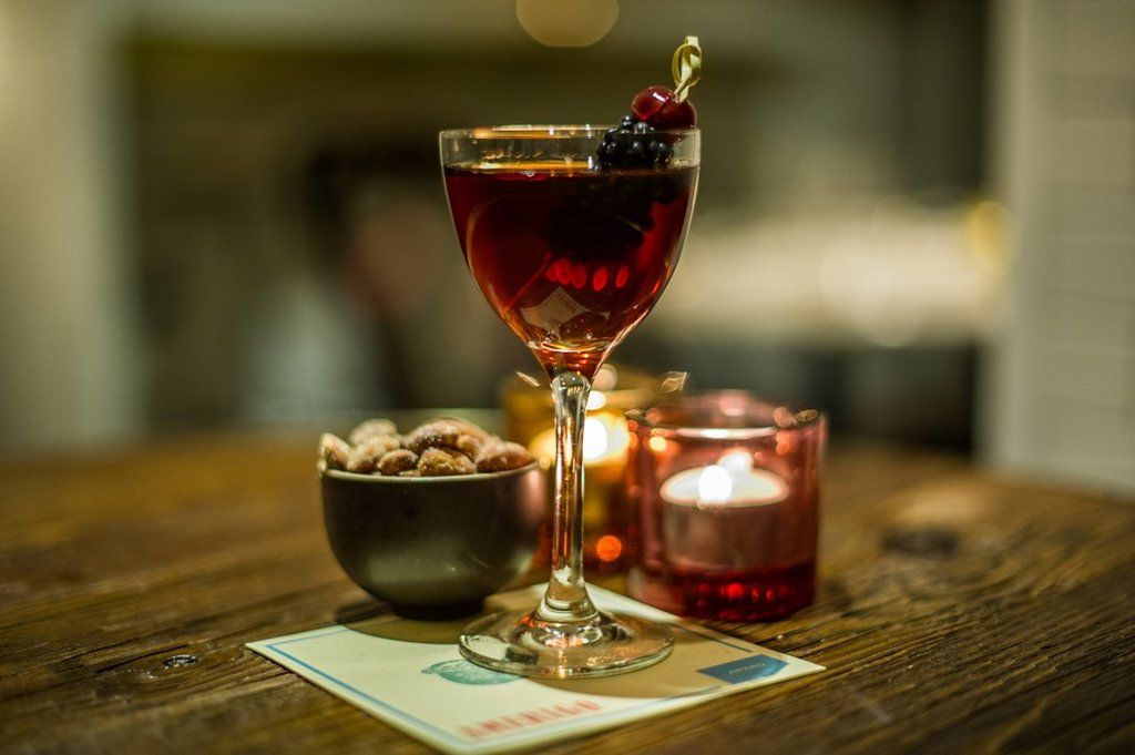 โรงแรมดิแอมเพอร์ซานด์ ลอนดอน ร้านอาหาร รูปภาพ A Kir Royale cocktail