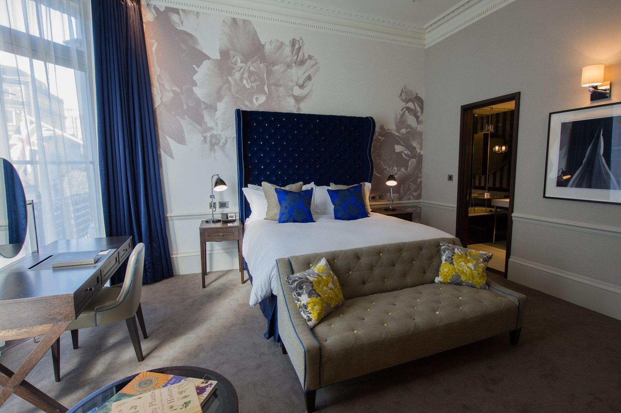 โรงแรมดิแอมเพอร์ซานด์ ลอนดอน ห้อง รูปภาพ A bedroom at the hotel