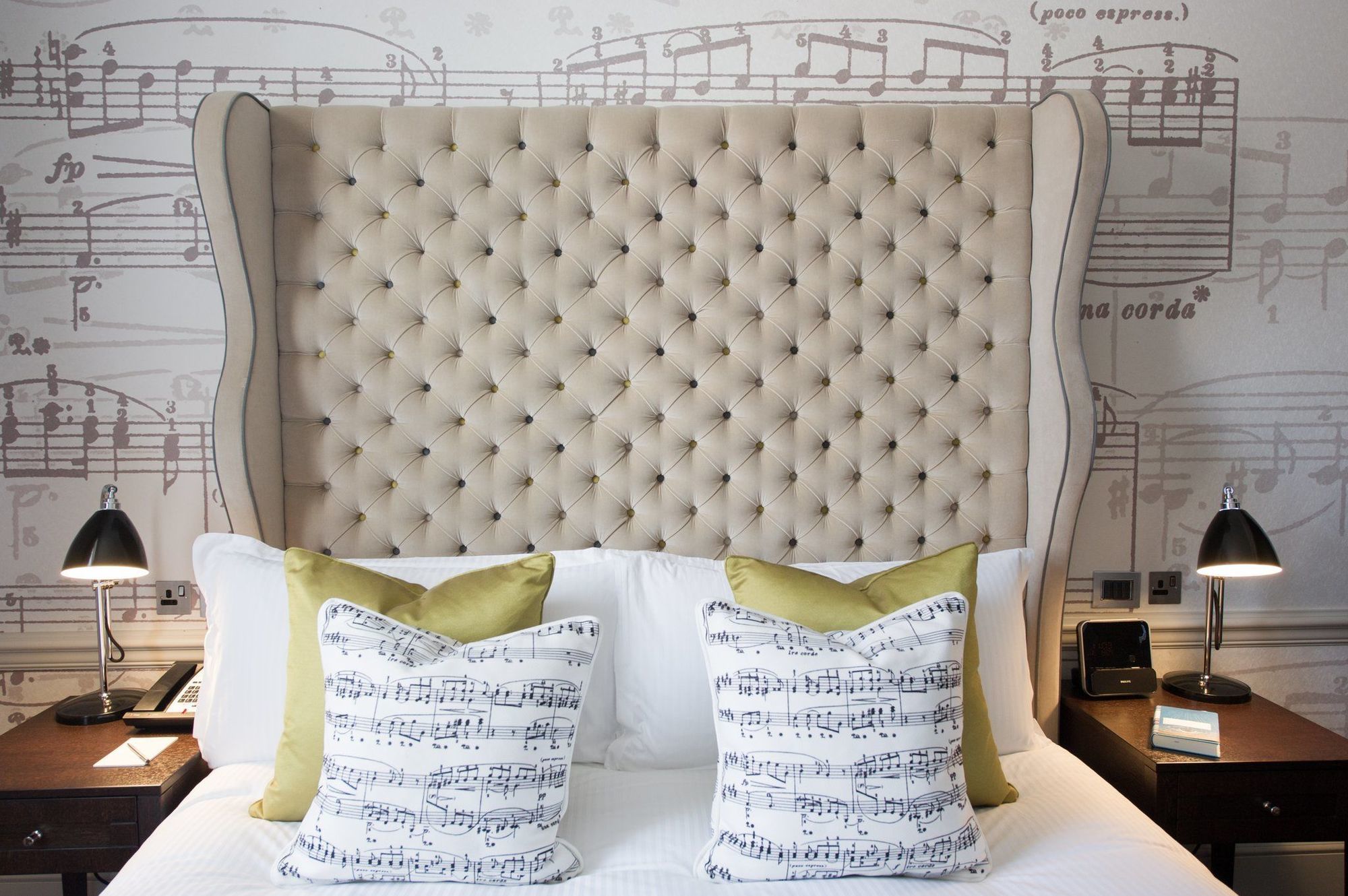 โรงแรมดิแอมเพอร์ซานด์ ลอนดอน ห้อง รูปภาพ A bedroom at the hotel
