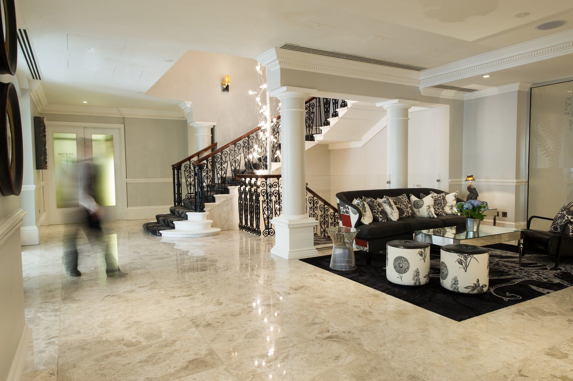 โรงแรมดิแอมเพอร์ซานด์ ลอนดอน ภายใน รูปภาพ The lobby of the hotel