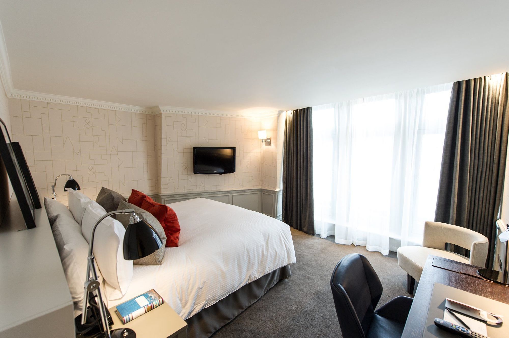 โรงแรมดิแอมเพอร์ซานด์ ลอนดอน ภายนอก รูปภาพ A room at the hotel