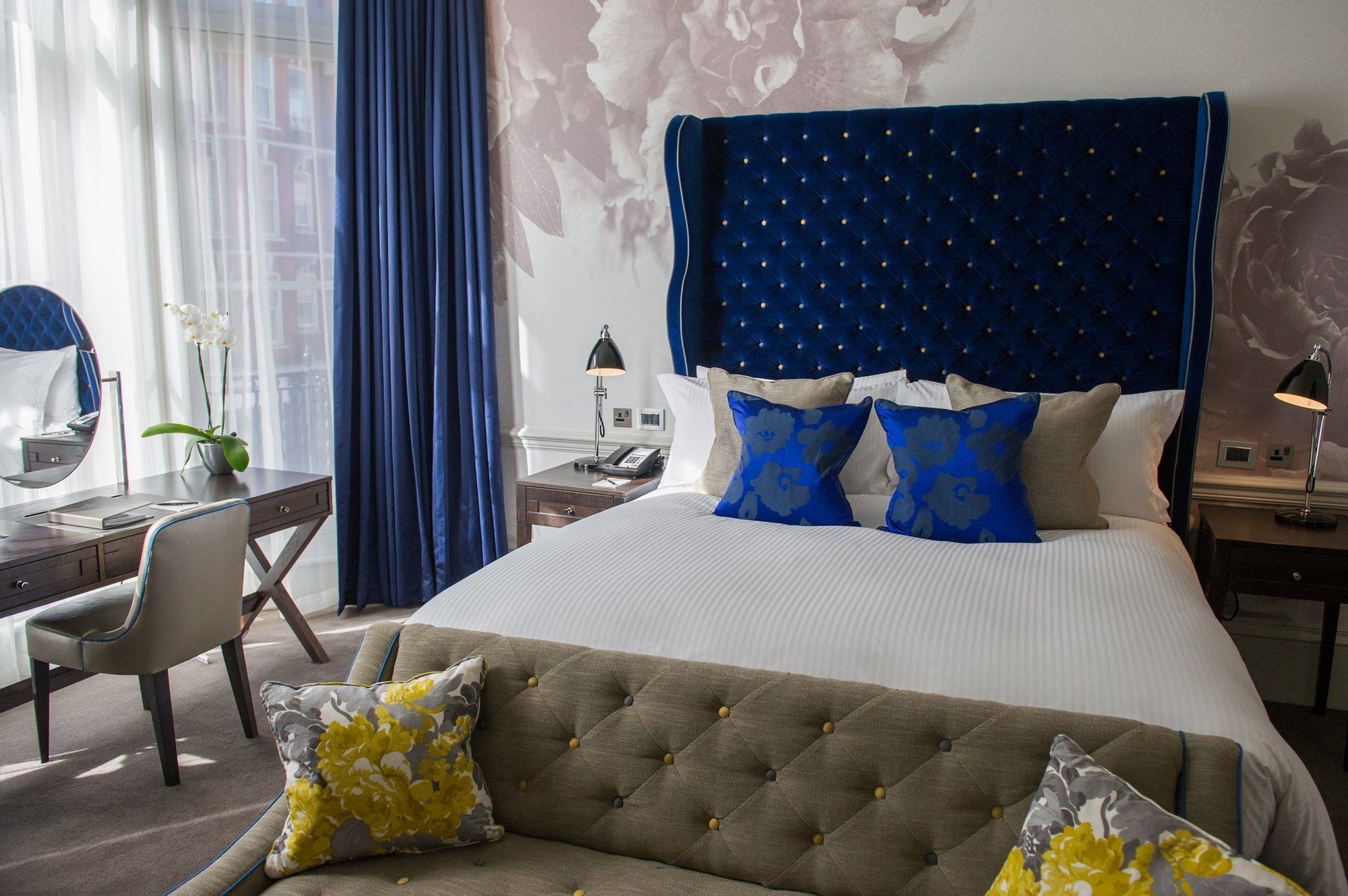 โรงแรมดิแอมเพอร์ซานด์ ลอนดอน ห้อง รูปภาพ A bedroom at the hotel