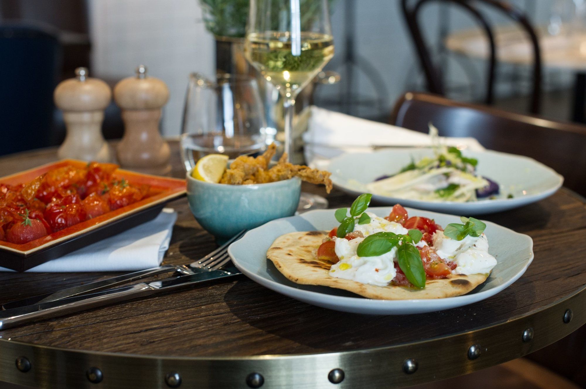 โรงแรมดิแอมเพอร์ซานด์ ลอนดอน ร้านอาหาร รูปภาพ A selection of starters at the restaurant
