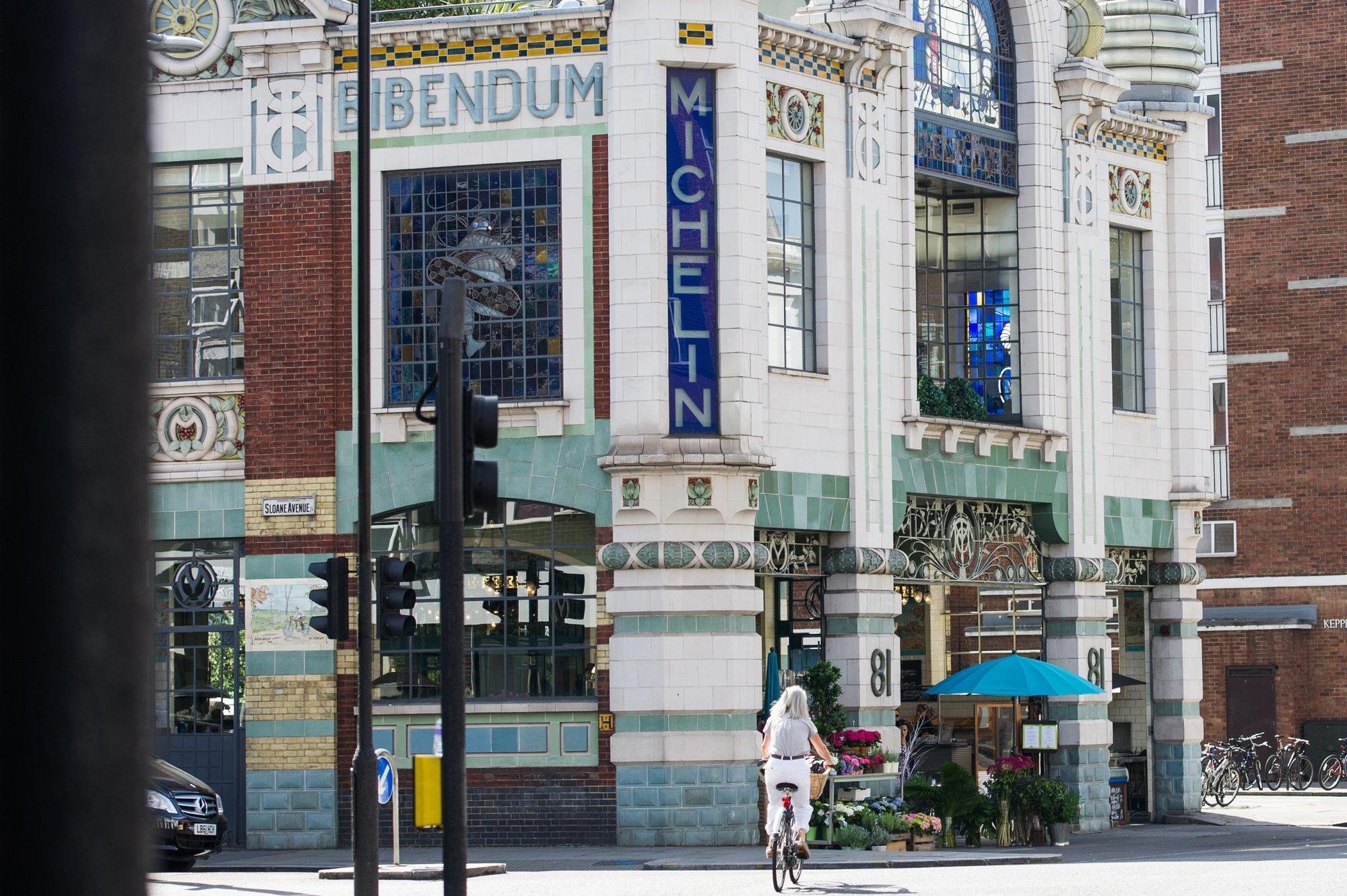 โรงแรมดิแอมเพอร์ซานด์ ลอนดอน ภายนอก รูปภาพ The former Wyndham's Theatre, now the Zoopla headquarters