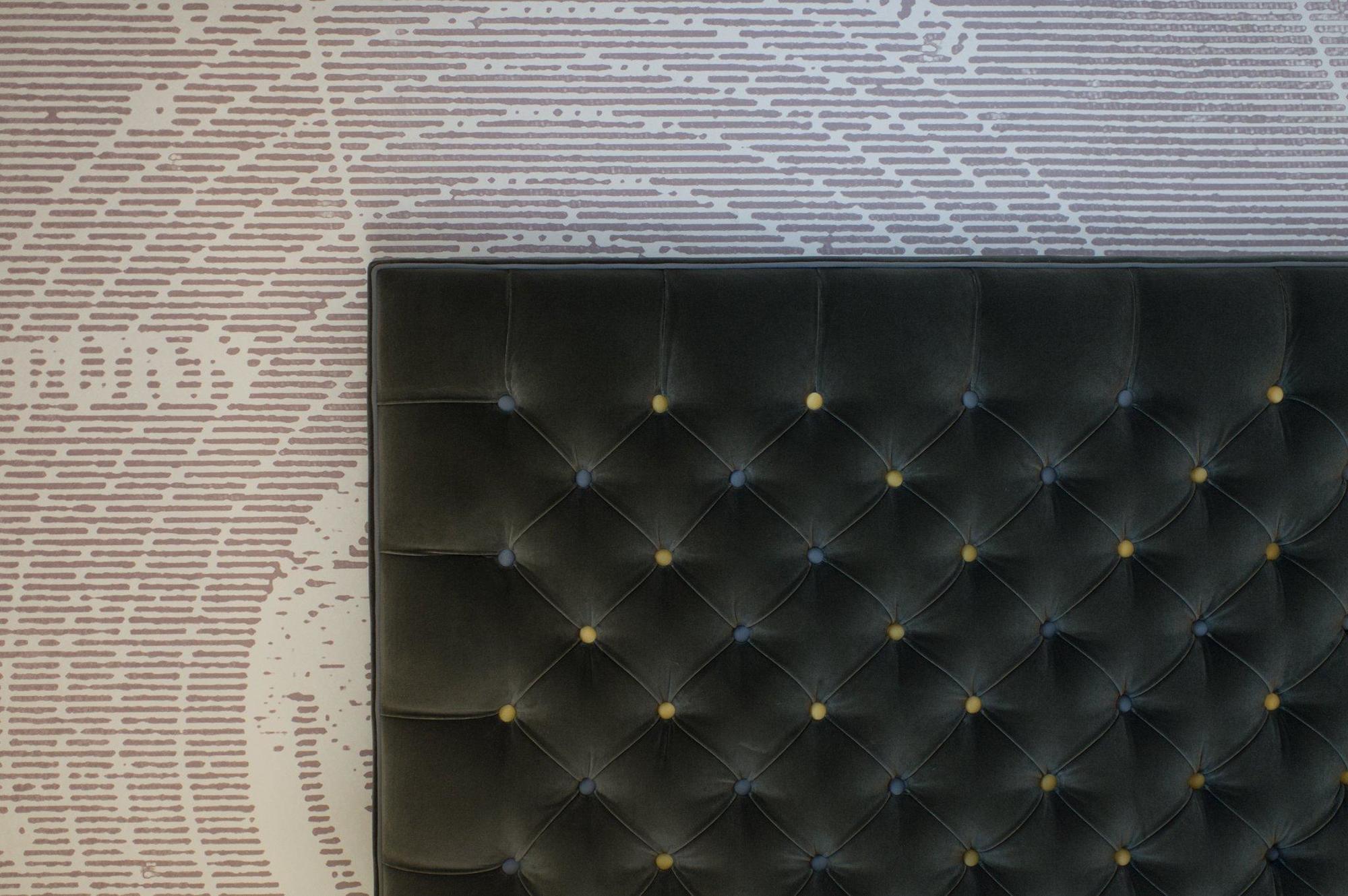 โรงแรมดิแอมเพอร์ซานด์ ลอนดอน ภายนอก รูปภาพ A leather headboard