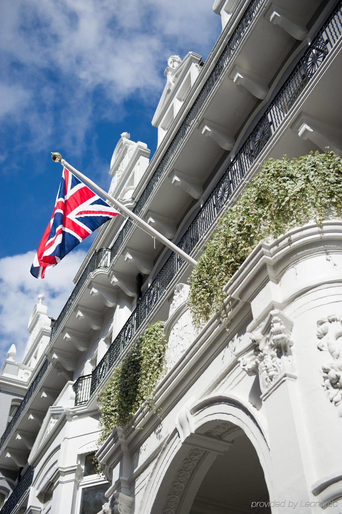 โรงแรมดิแอมเพอร์ซานด์ ลอนดอน ภายนอก รูปภาพ The Union Flag flying from the Ritz