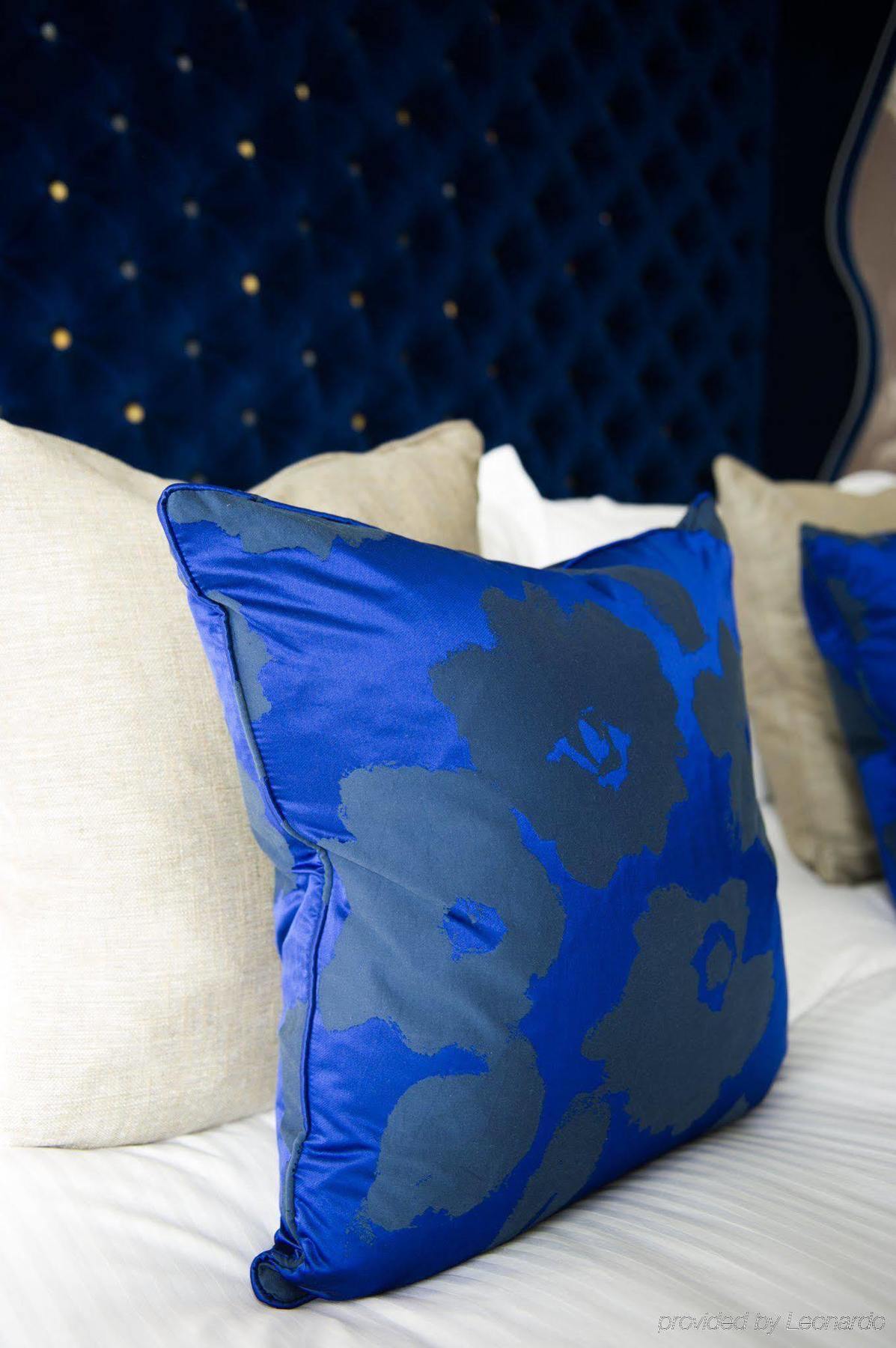 โรงแรมดิแอมเพอร์ซานด์ ลอนดอน ห้อง รูปภาพ A cushion