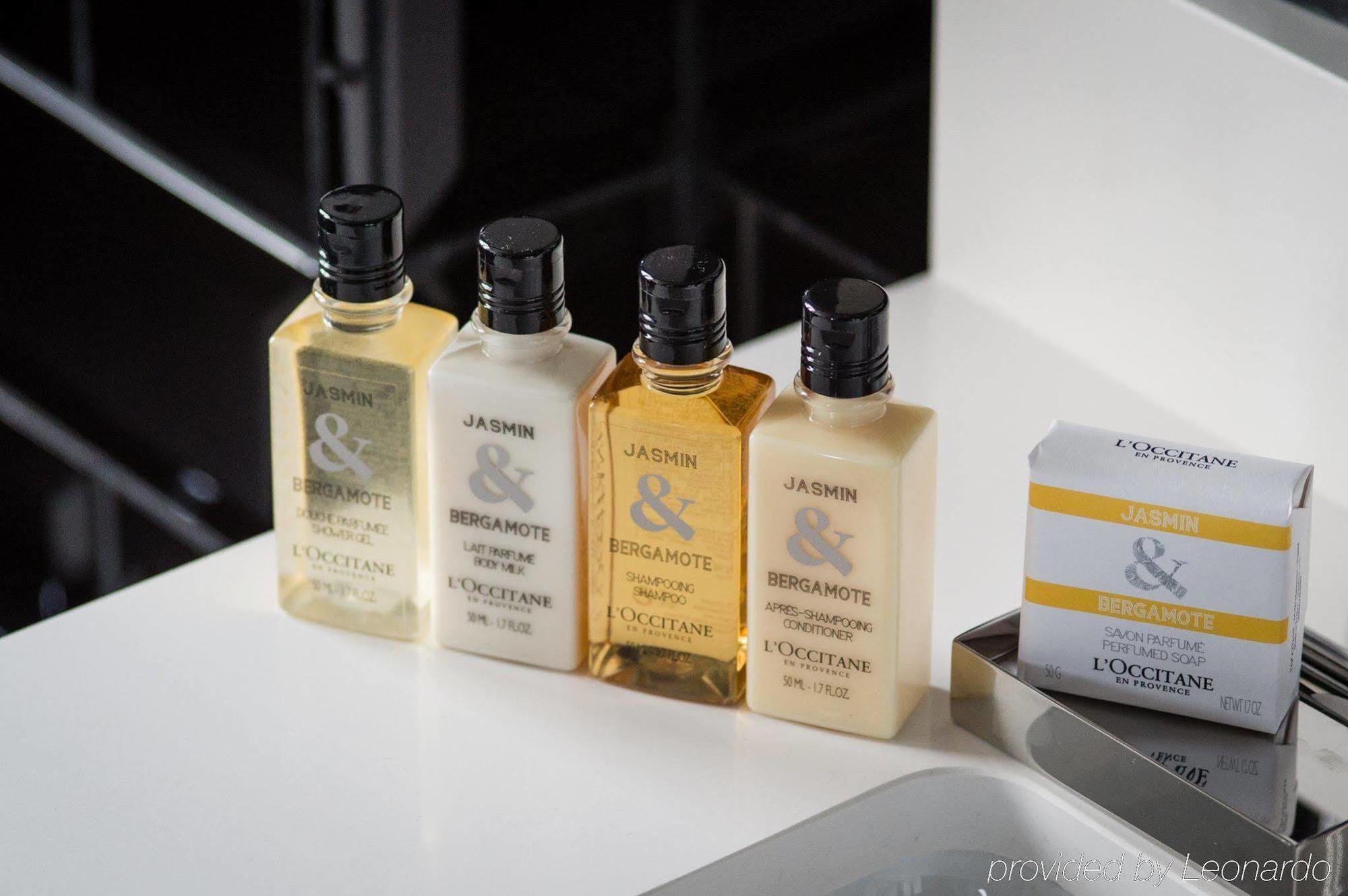 โรงแรมดิแอมเพอร์ซานด์ ลอนดอน ภายนอก รูปภาพ L'OCCITANE products